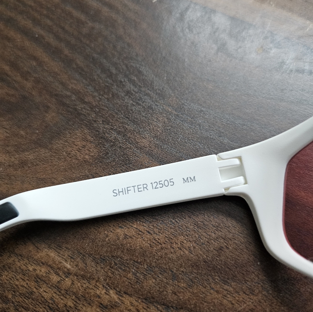 BOLLE White and Pink VR Glasses - Picture 8 of 9
